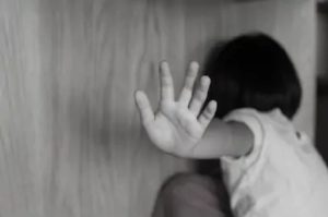 abusi figli sassari arresto madre