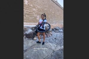 elisabetta canalis bici alghero vandalismo
