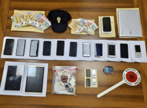 materiale trovato nella perquisizione della casa di un nigeriano