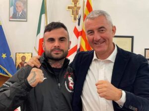 il sindaco conoci presenta l'evento di pugilato ad alghero fissato a giugno 2023