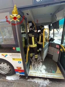 vigili del fuoco sassari intervengono su un mezzo atp
