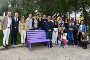 Un momento della inaugurazione della panchina