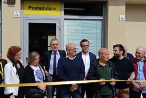 Un momento dell'inaugurazione del nuovo ufficio postale di Santa Maria La Palma