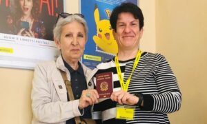 La direttrice dell'ufficio postale di via Brigata Sassari con la cliente Maria Cugusi