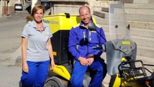 Portalettere di Sassari con le nuove divise (1)