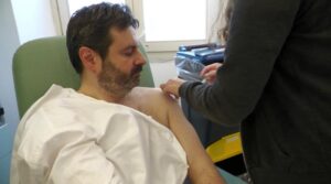 Un momento della vaccinazione del sindaco Mascia