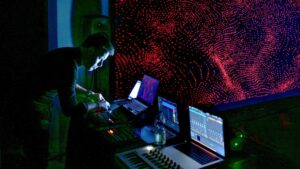 Una performance di musica elettronica